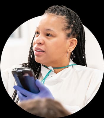 Profesional sanitaria de BioLife revisando una máquina.